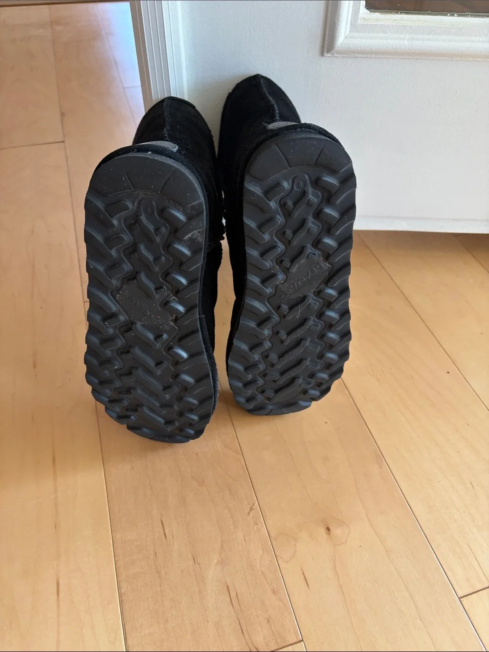 BearPaw Black Short Shearling-Lined Winter Boots size 8